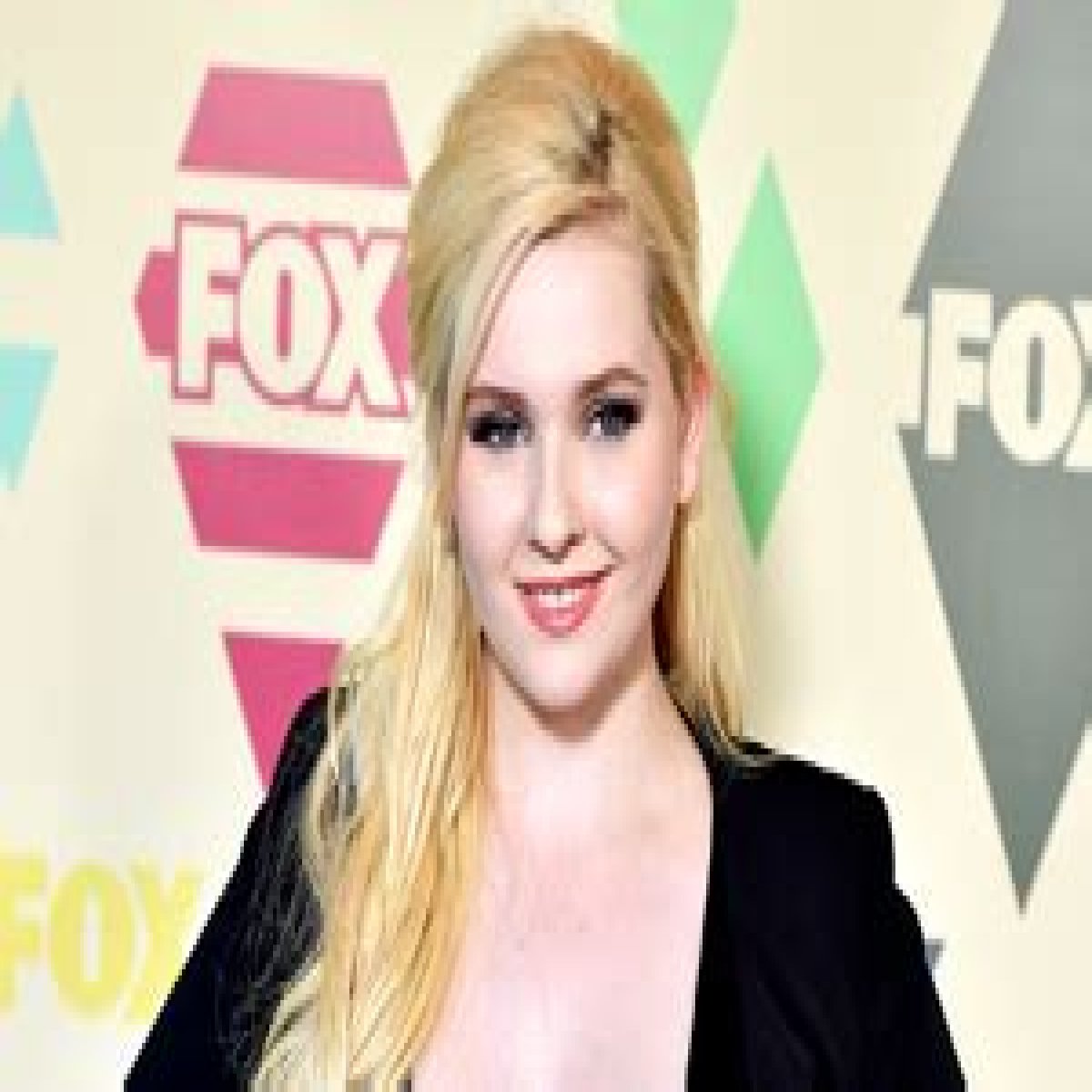Abigail Breslin Rocks Plunging, Cleavage-Baring Black Dress: Photos