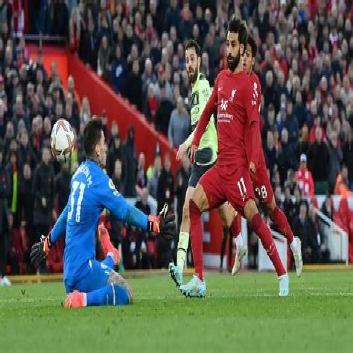 In a thrilling League Cup match, Manchester City defeats Liverpool