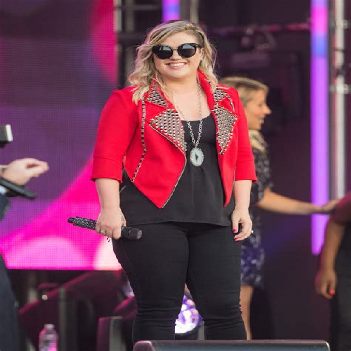 Kelly Clarkson Announces She's Pregnant During Los Angeles Concert