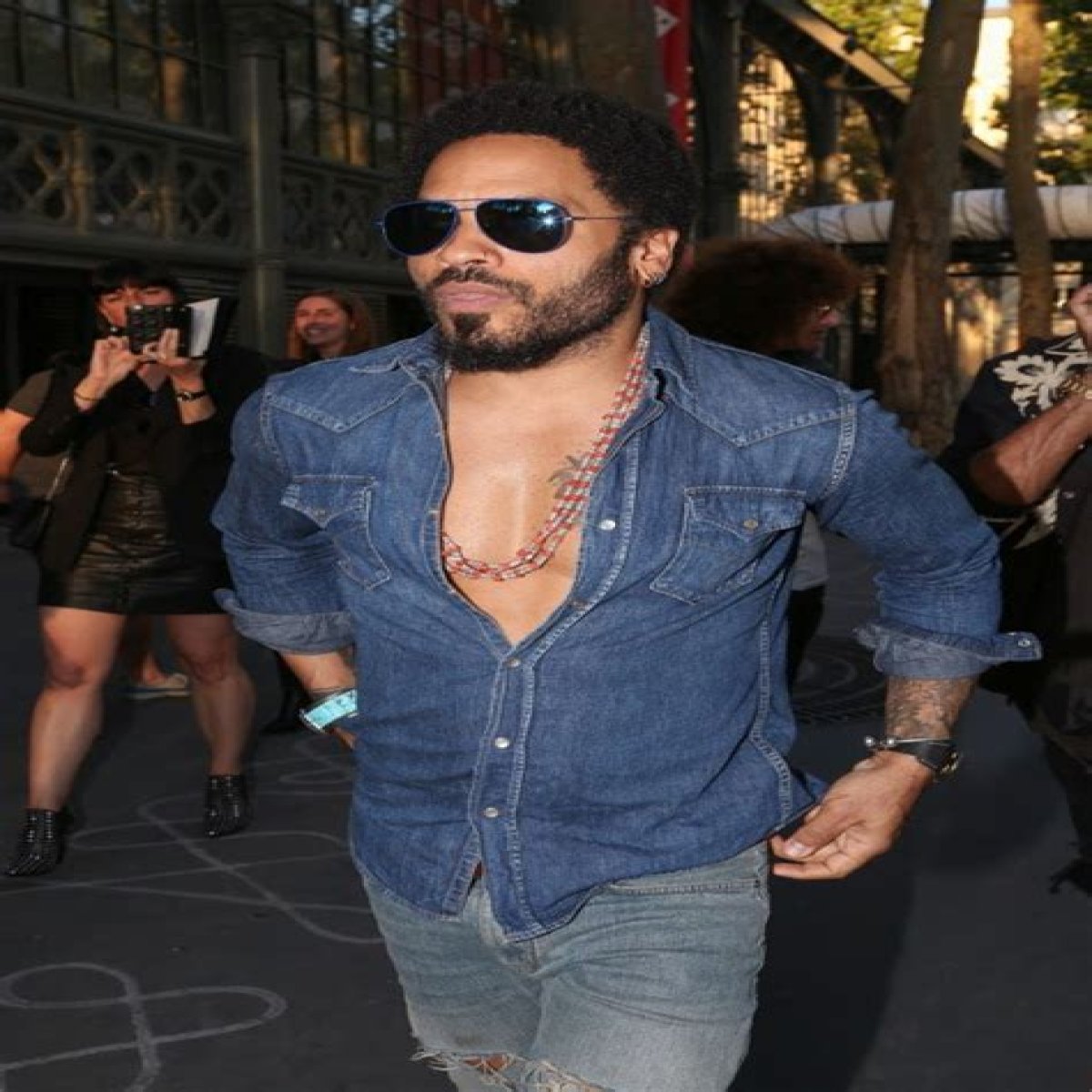 Lenny Kravitz’s leather pants ripped in concert & he was going commando