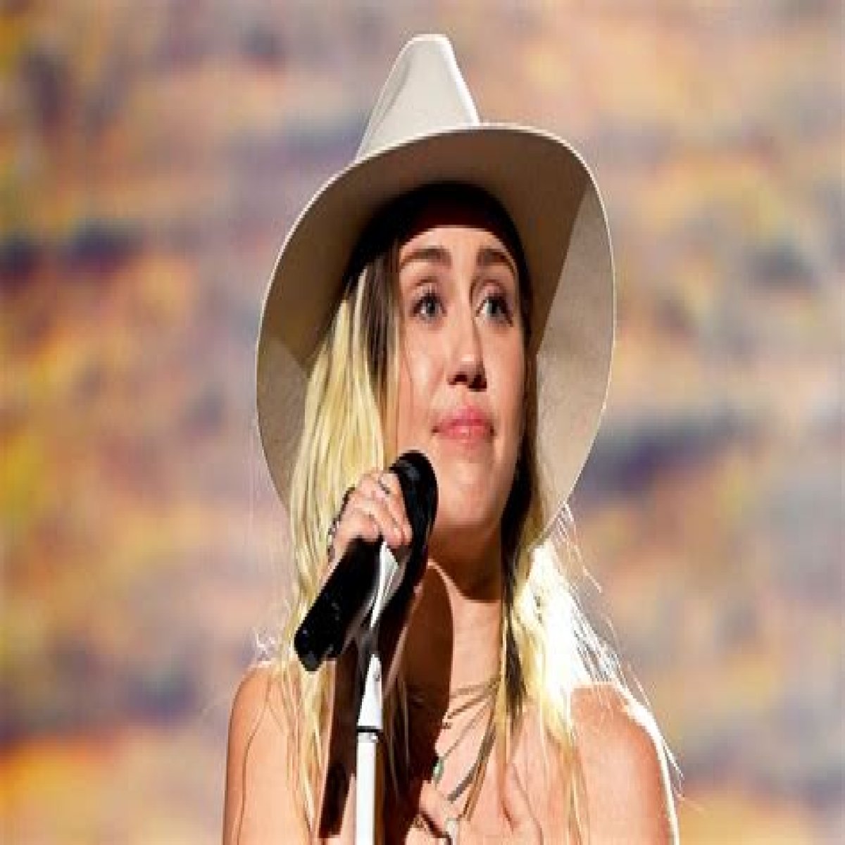 Miley Cyrus Cries While Singing ‘Malibu’ at Billboard Music Awards 2017