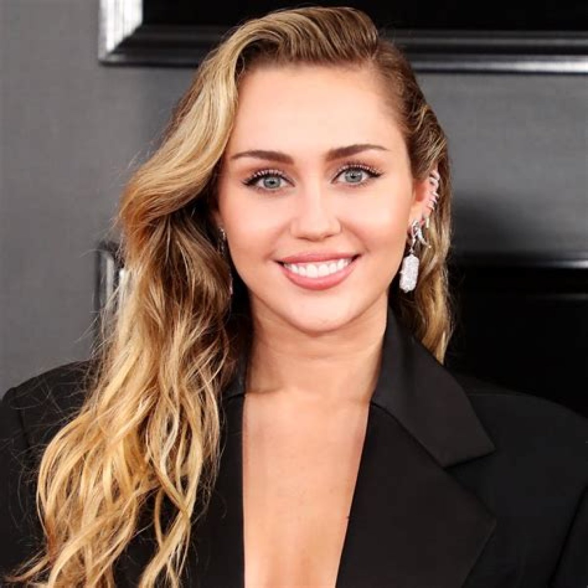 Miley Cyrus to Perform in All-Nude Concert With Naked Audience: Report
