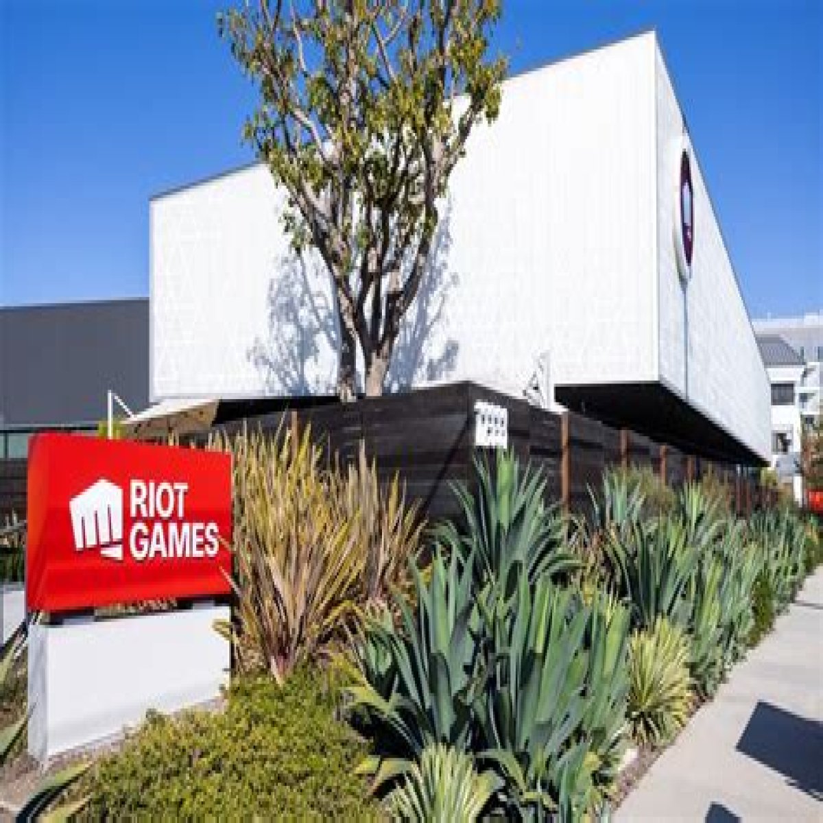 Riot Games invests in Hypixel, a game studio making a new game with Minecraft technology