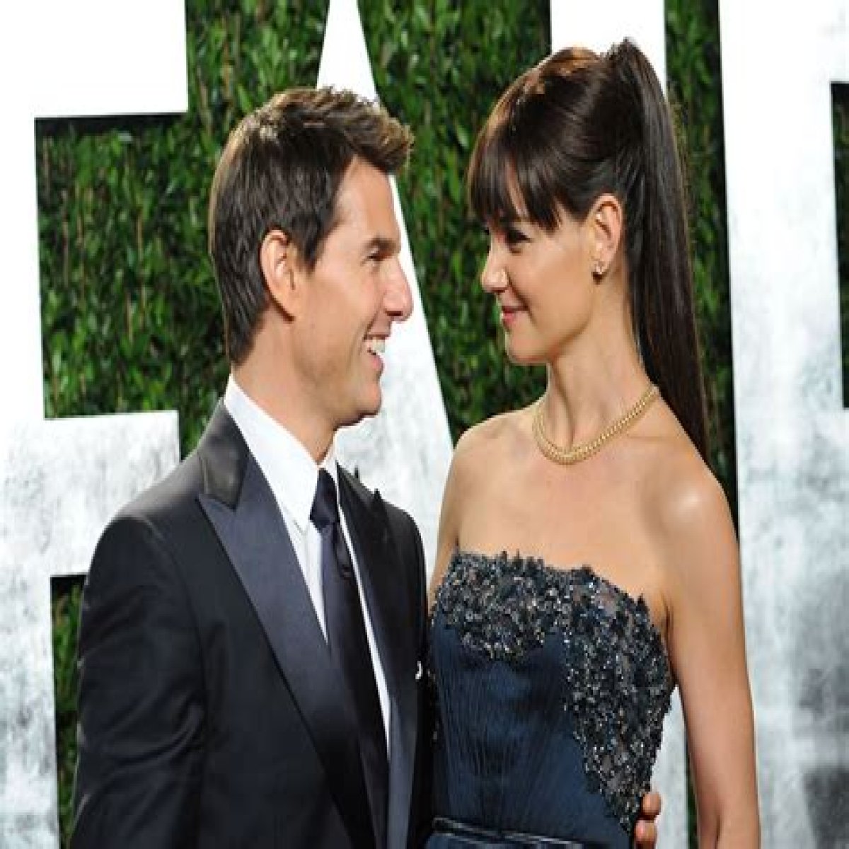 Tom Cruise & Katie Holmes are renegotiating their “who wears the heels” policy